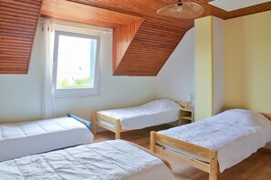 4 chambres, fer et planche à repasser