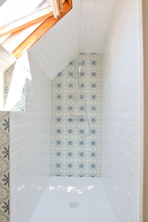 Shower, hair dryer - Large family home with garden- For 10 (Penmarch)