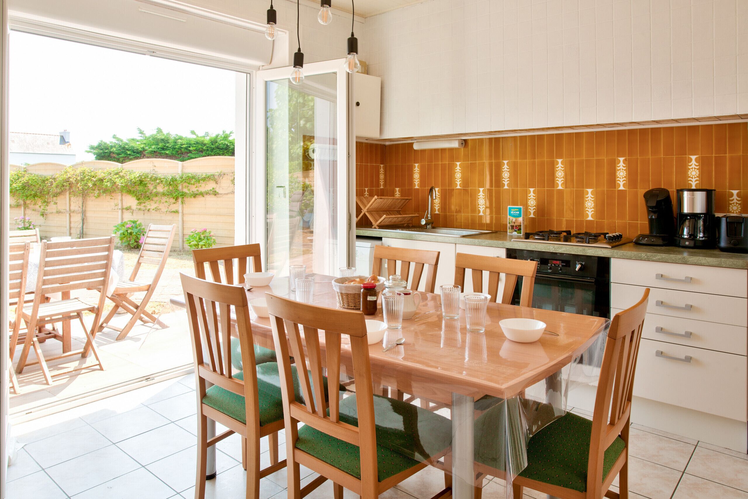 Réfrigérateur, four à micro-ondes, un four, lave-vaisselle