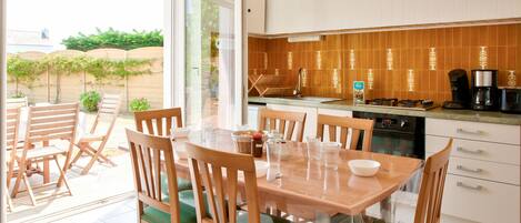 Réfrigérateur, four à micro-ondes, un four, lave-vaisselle