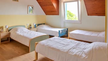 4 bedrooms, iron/ironing board