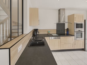 Kühlschrank, Mikrowelle, Ofen, Geschirrspüler