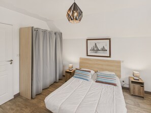 4 bedrooms, iron/ironing board, free WiFi