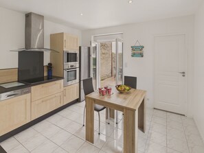 Dining - 600m from beach – 400m from harbor – House for 8 (Le Guilvinec)