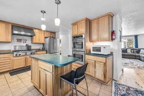 Kylskåp, mikrovågsugn, ugn och spishäll