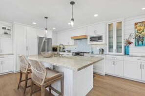 Fridge, microwave, oven, stovetop - Torrey View Hideaway - Pet-Friendly Del Mar Rental with Ocean Views & A/C (Del Mar)