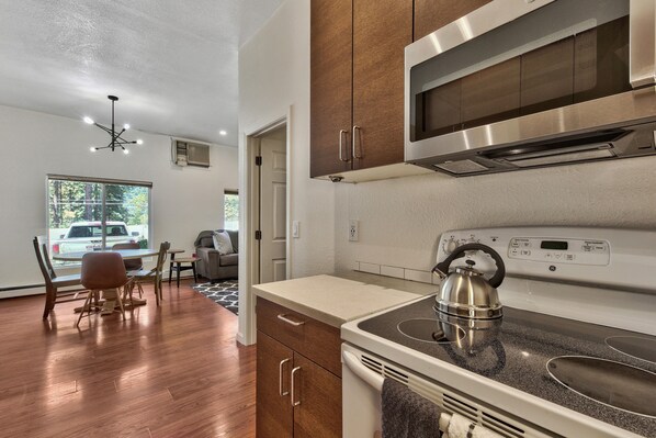 Réfrigérateur, four à micro-ondes, un four, cafetière-théière