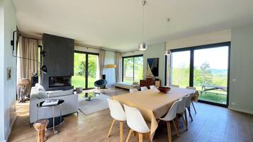 Cheminée, baby-foot, table de tennis de table, livres