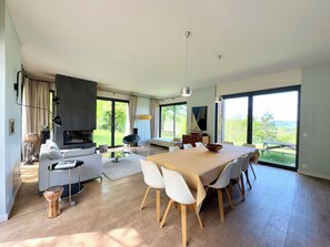 Caminetto, tavolo da calcetto, tavolo da ping pong, libri