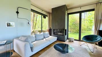 Een open haard, tafelvoetbal, een tafeltennistafel en boeken