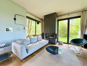 Caminetto, tavolo da calcetto, tavolo da ping pong, libri