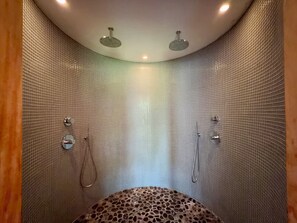 Shower, towels - Family villa with swimming pool in Aiguebelette-Le-Lac (Aiguebelette-le-Lac)