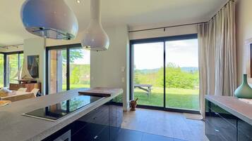 Réfrigérateur, four, plaque de cuisson, lave-vaisselle