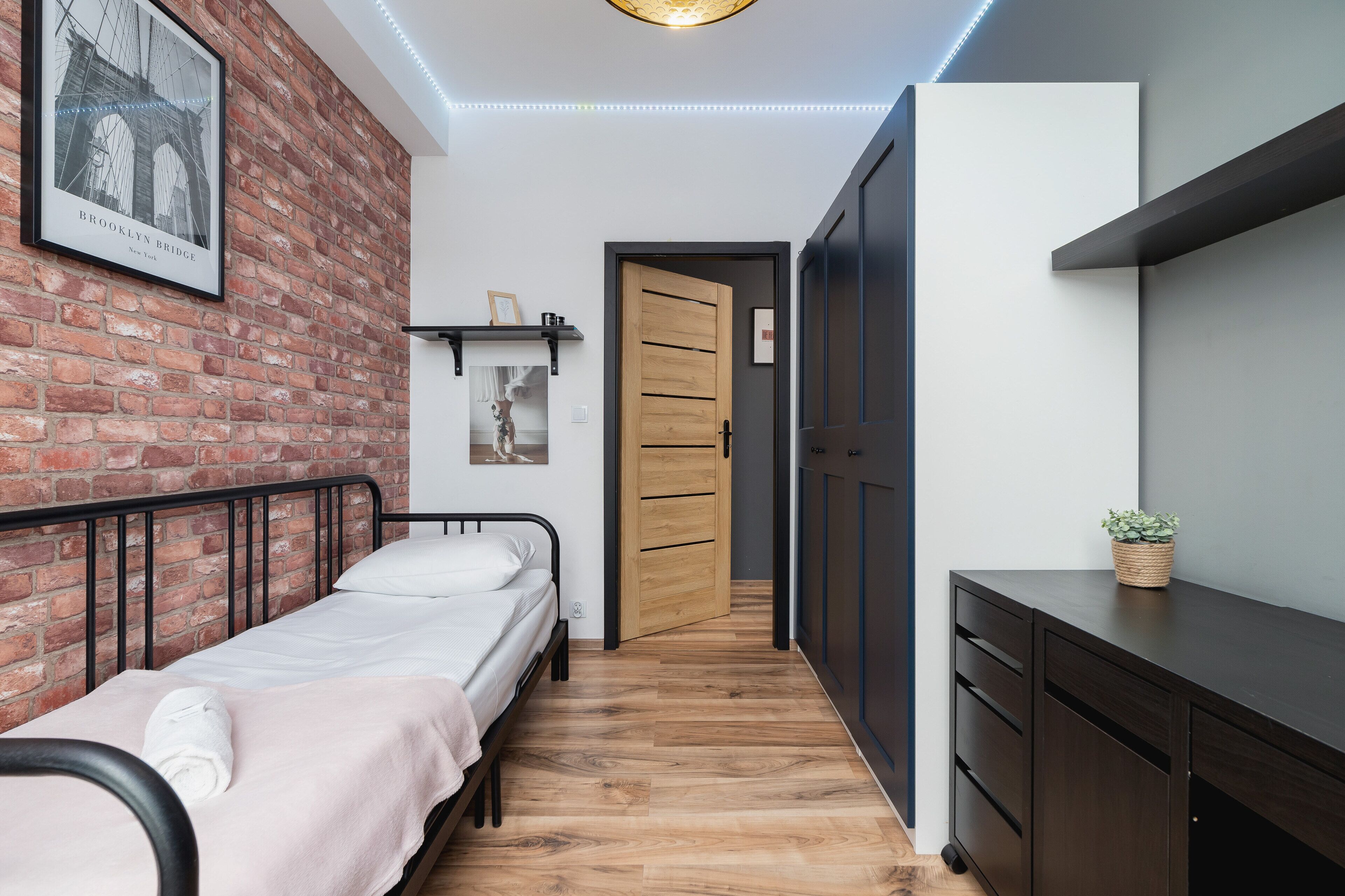 2 عدّة غرف نوم وملاءات أسرّة