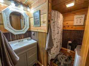 Combined shower/bathtub, hair dryer, towels - Reddies River Retreat - Riverfront, WiFi, Near BR Parkway (Millers Creek)