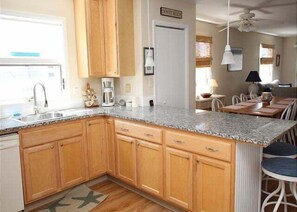 Kühlschrank, Mikrowelle, Herdplatte, Geschirrspüler