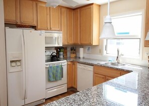 Kühlschrank, Mikrowelle, Herdplatte, Geschirrspüler