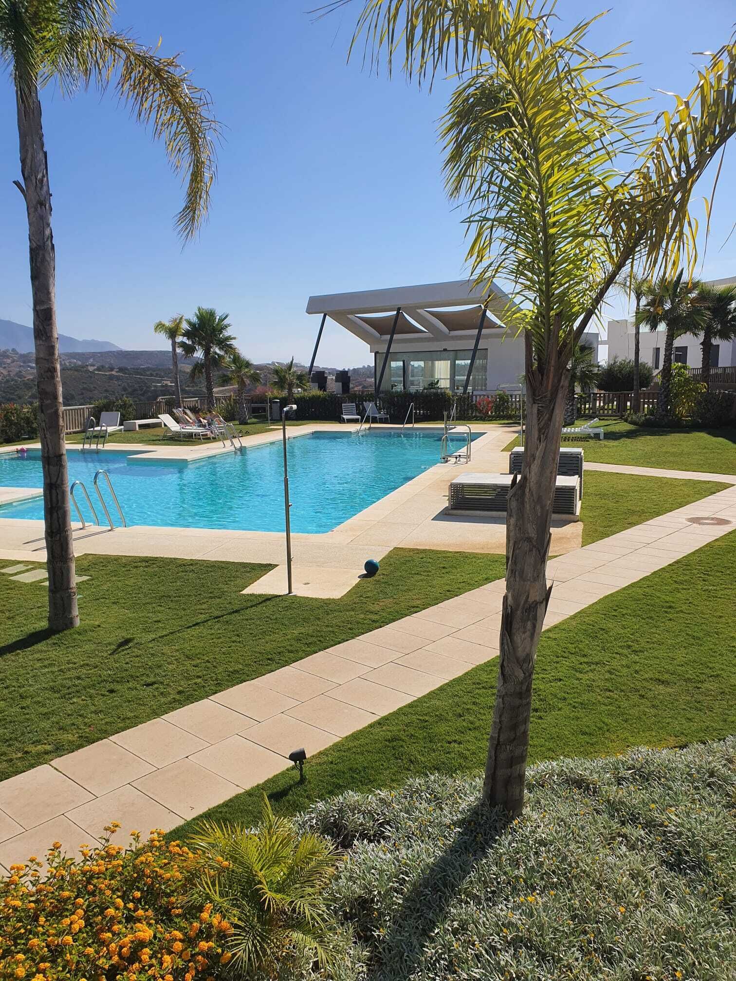 من حمّامات السباحة المغطاة