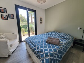 4 bedrooms, iron/ironing board, free WiFi, bed sheets