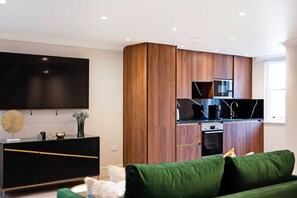 Căn hộ cơ bản, 2 giường đôi | Khu phòng khách | TV, dịch vụ stream 