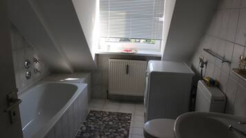 Badewanne und Dusche (separat), Regendusche, Haartrockner, Handtücher