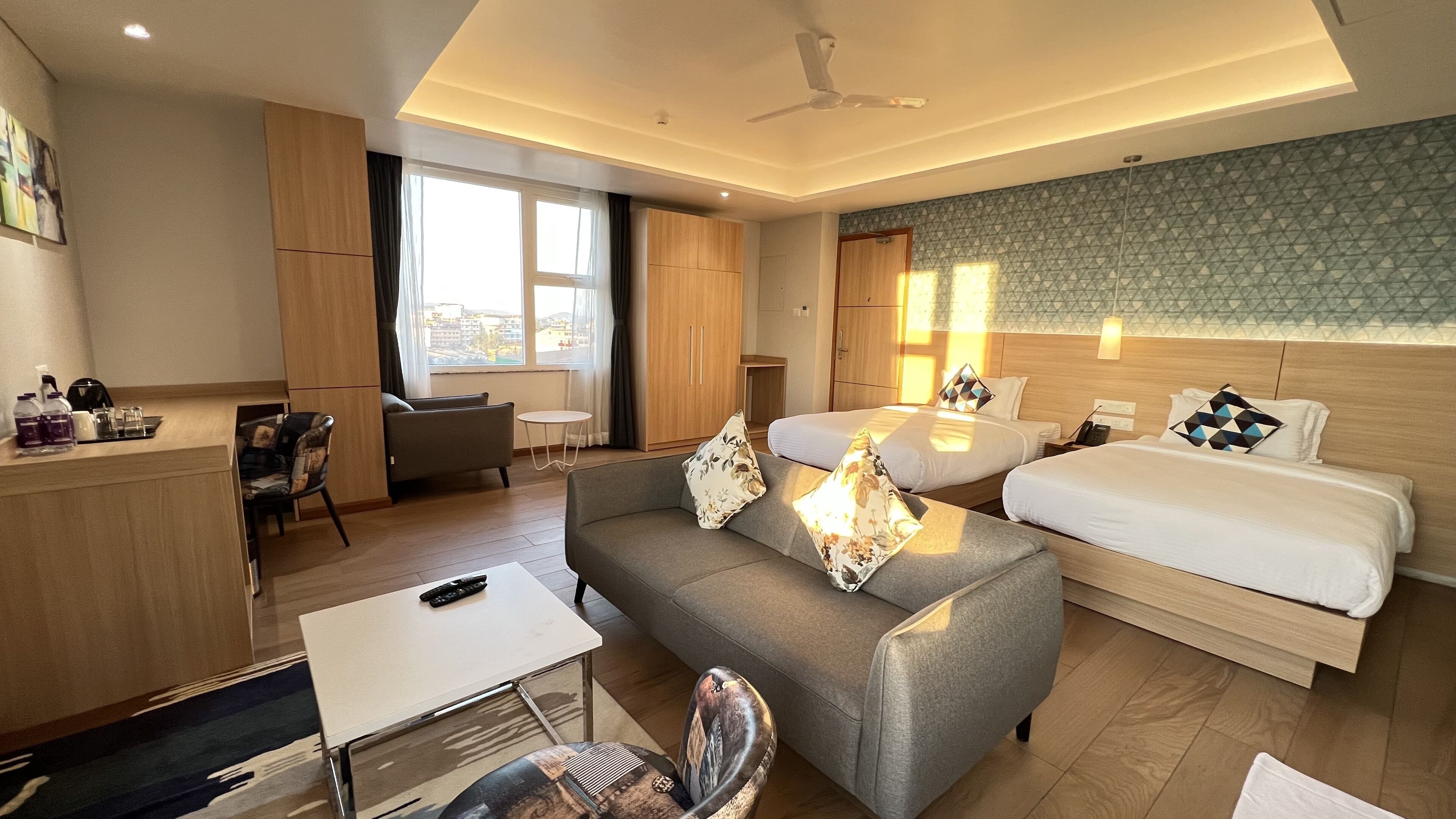 ห้องแฟมิลี่ | ตู้นิรภัยในห้องพัก, โต๊ะทำงาน, พื้นที่ทำงานแบบใช้แล็ปท็อป, ห้องเก็บเสียง