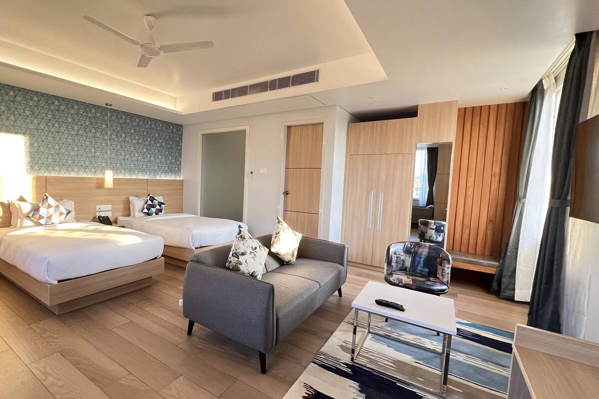 ห้องแฟมิลี่ | ตู้นิรภัยในห้องพัก, โต๊ะทำงาน, พื้นที่ทำงานแบบใช้แล็ปท็อป, ห้องเก็บเสียง