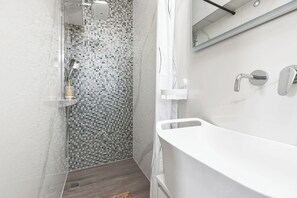 Douche, séchoir à cheveux, serviettes fournies, savon
