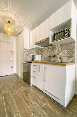 Een koelkast, een oven, een kookplaat, een vaatwasser