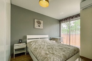 1 slaapkamer, een bureau, een strijkplank/strijkijzer, beddengoed