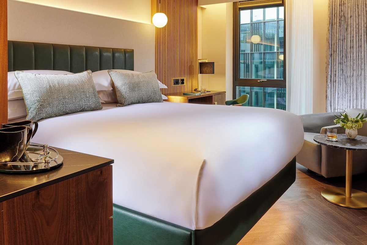 Hochwertige Bettwaren, Betten mit Memory-Foam-Matratzen, Minibar