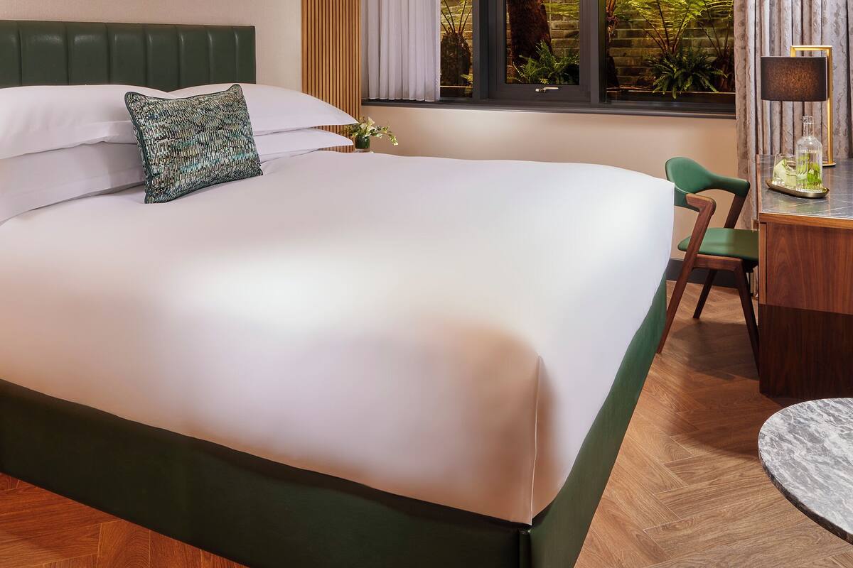 Hochwertige Bettwaren, Betten mit Memory-Foam-Matratzen, Minibar