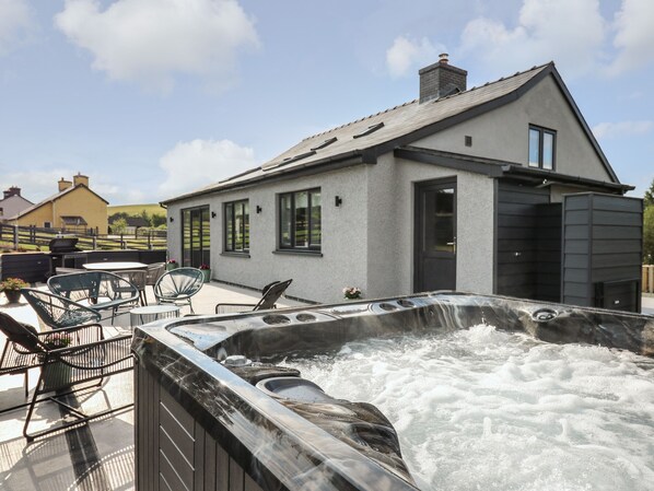 Cottage | Outdoor spa tub - Rhiwmynach (Aberystwyth)