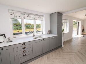 Fridge, dishwasher, electric kettle, cookware/dishes/utensils - Rhiwmynach (Aberystwyth)