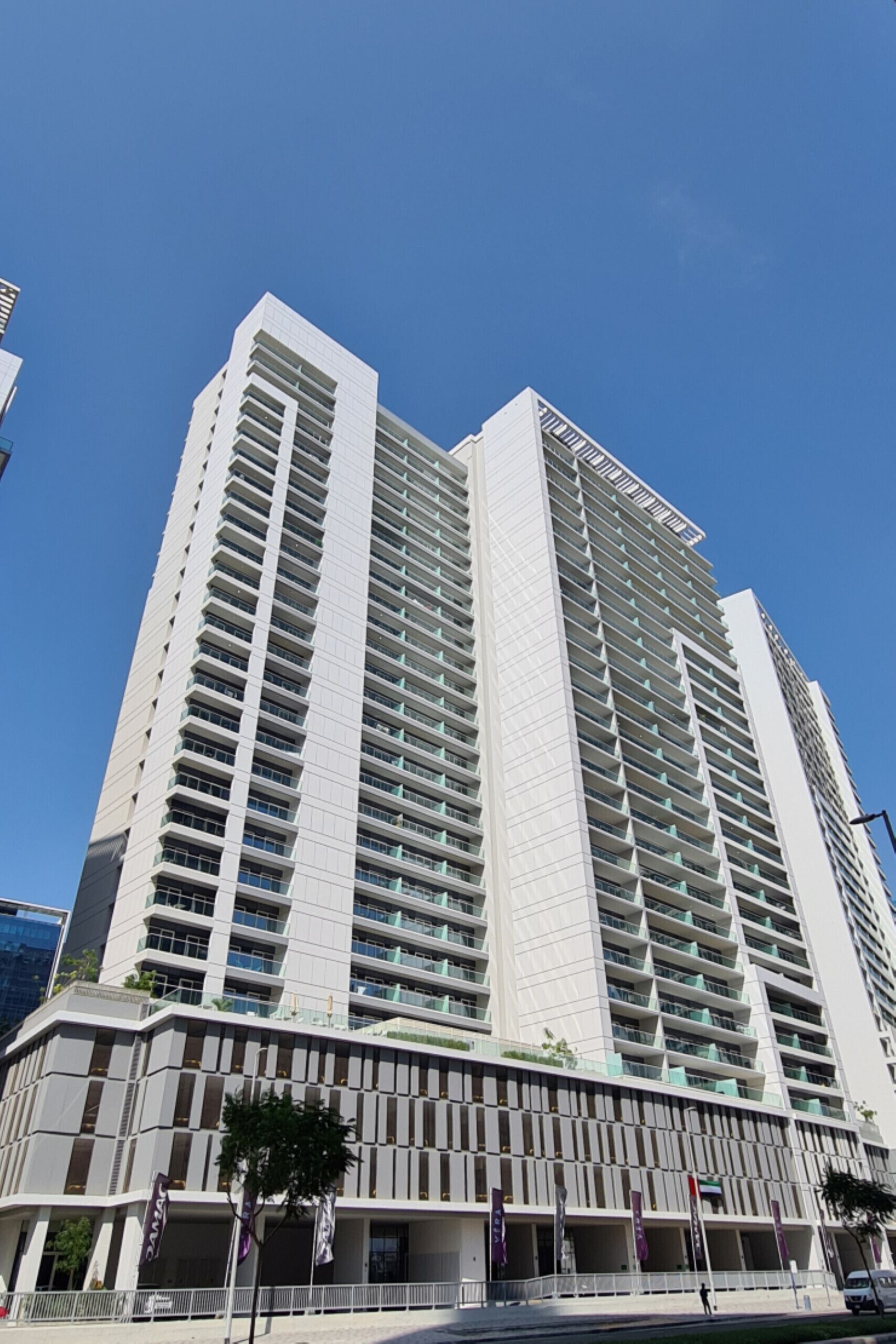 Un hotel moderno y alto, con varios pisos y balcones.