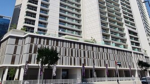Un hotel moderno e imponente, con numerosi piani e balconi.