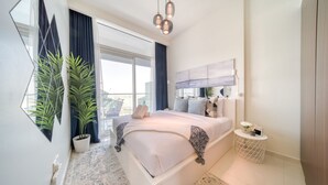 Una camera da letto moderna con un letto grande, un comodino e vista sulla città.