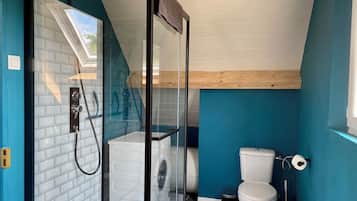 Regadera, toallas, jabón, papel de baño