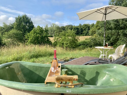 Detached House With Outdoor Bath hot tub in Private Garden