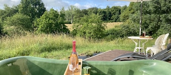 Detached House With Outdoor Bath hot tub in Private Garden