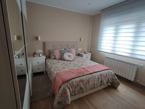 2 dormitorios, tabla de planchar con plancha, wifi y ropa de cama