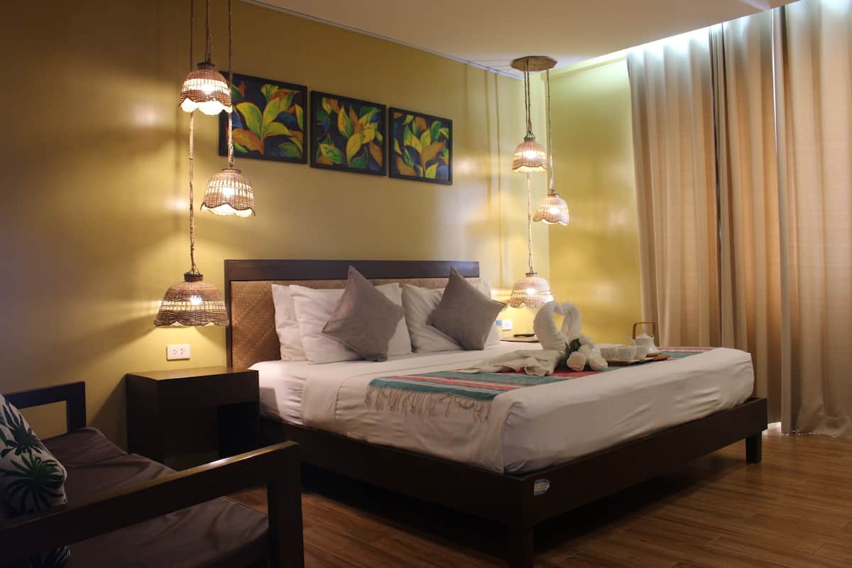 Phòng Suite dành cho gia đình, 2 phòng ngủ | Minibar, bàn, khu vực làm việc phù hợp cho laptop 