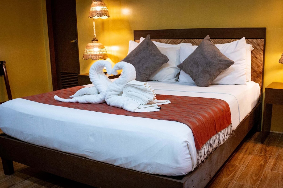 Deluxe Room, 1 Queen Bed | 1 bedroom, minibar, desk, laptop workspace