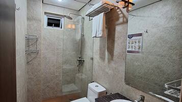 Phòng Suite Deluxe | Phòng tắm | Buồng tắm vòi sen, vòi sen phun mưa, đồ dùng nhà tắm miễn phí