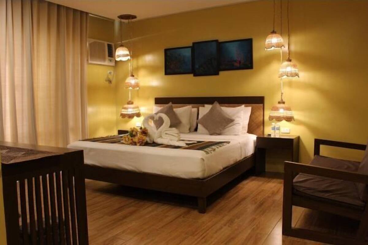 Minibar, desk, laptop workspace, WiFi (free)