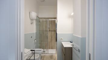Comfort Studio | Bathroom | Shower, rainfall showerhead, free toiletries, hair dryer