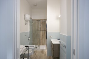 Comfort-studiolejlighed | Badeværelse | Bruser, brusehoved med spredningseffekt, gratis toiletartikler