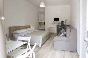 Standard Studio | Desk, laptop workspace, blackout drapes, iron/ironing board - MA RI Apartments (Pompei)
