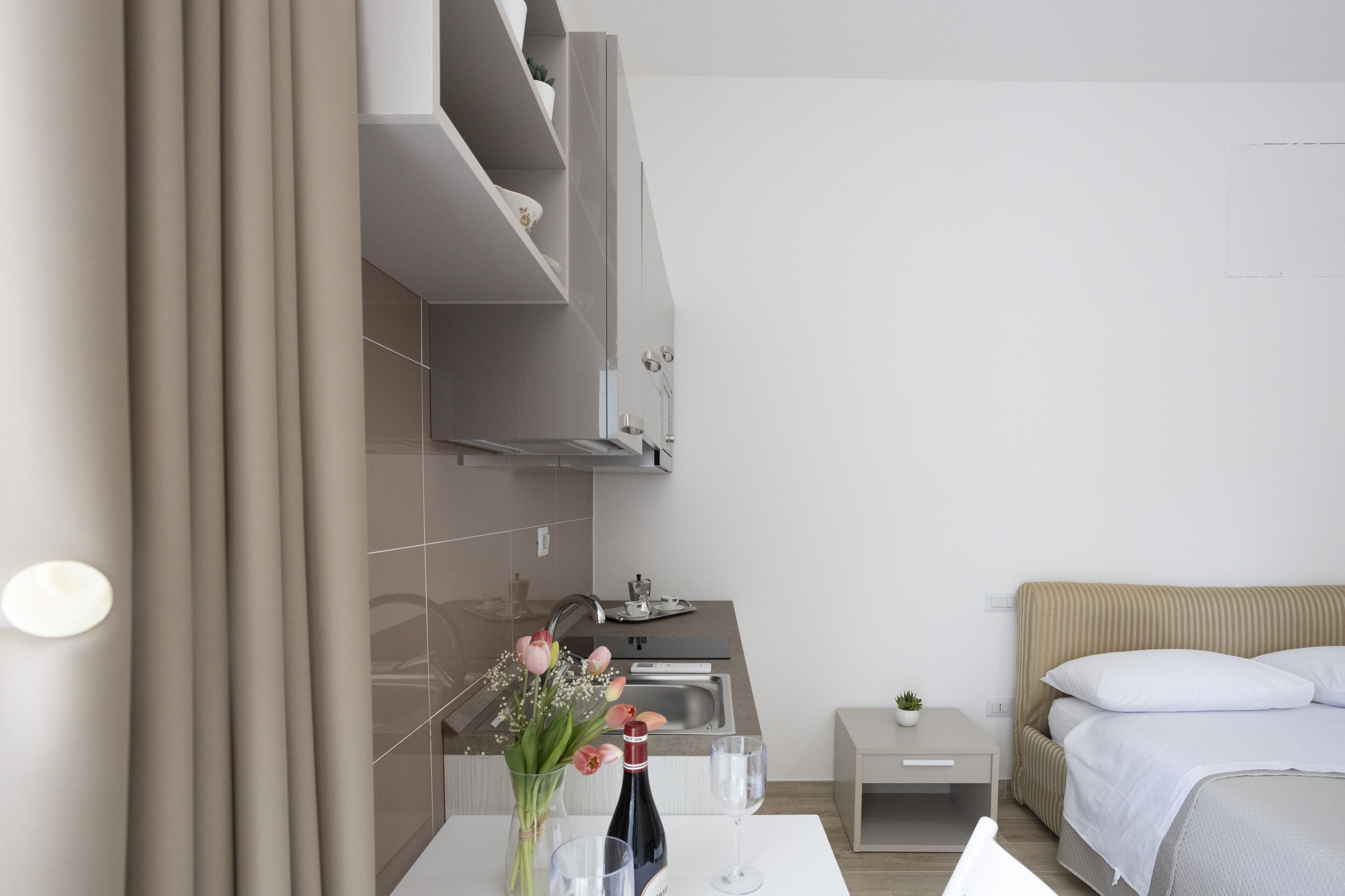 Monolocale Standard | Cucina privata | Frigorifero con congelatore, microonde, piano cottura