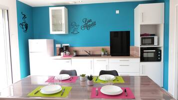 Køleskab, mikrobølgeovn, ovn, kogeplade